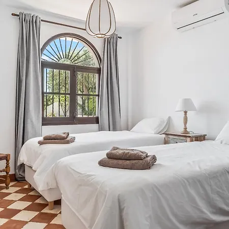 Exclusive Villa, Wonderful Garden, Private Heated Pool *