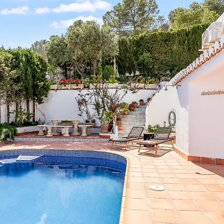 Villa Exclusive Villa, Wonderful Garden, Private Heated Pool *