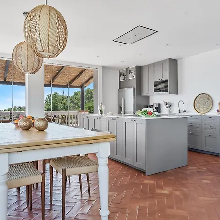 Villa Exclusive Villa, Wonderful Garden, Private Heated Pool